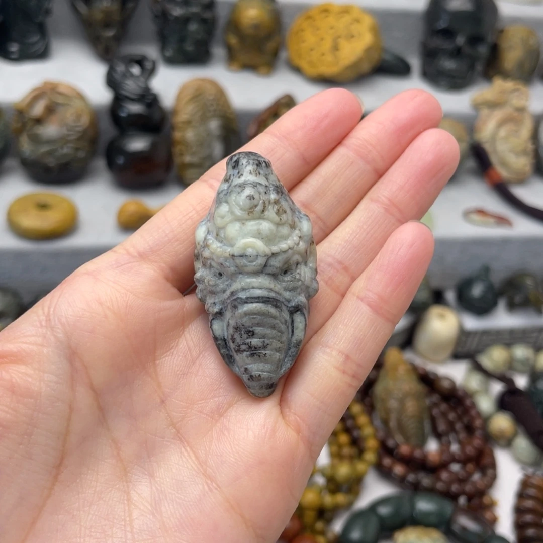 未镶嵌透闪石质玉把件