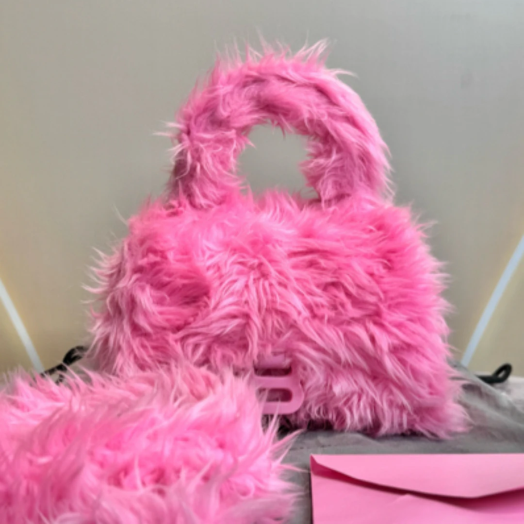 95新 Balenciaga/巴黎世家 粉色毛绒沙漏单肩包12027729