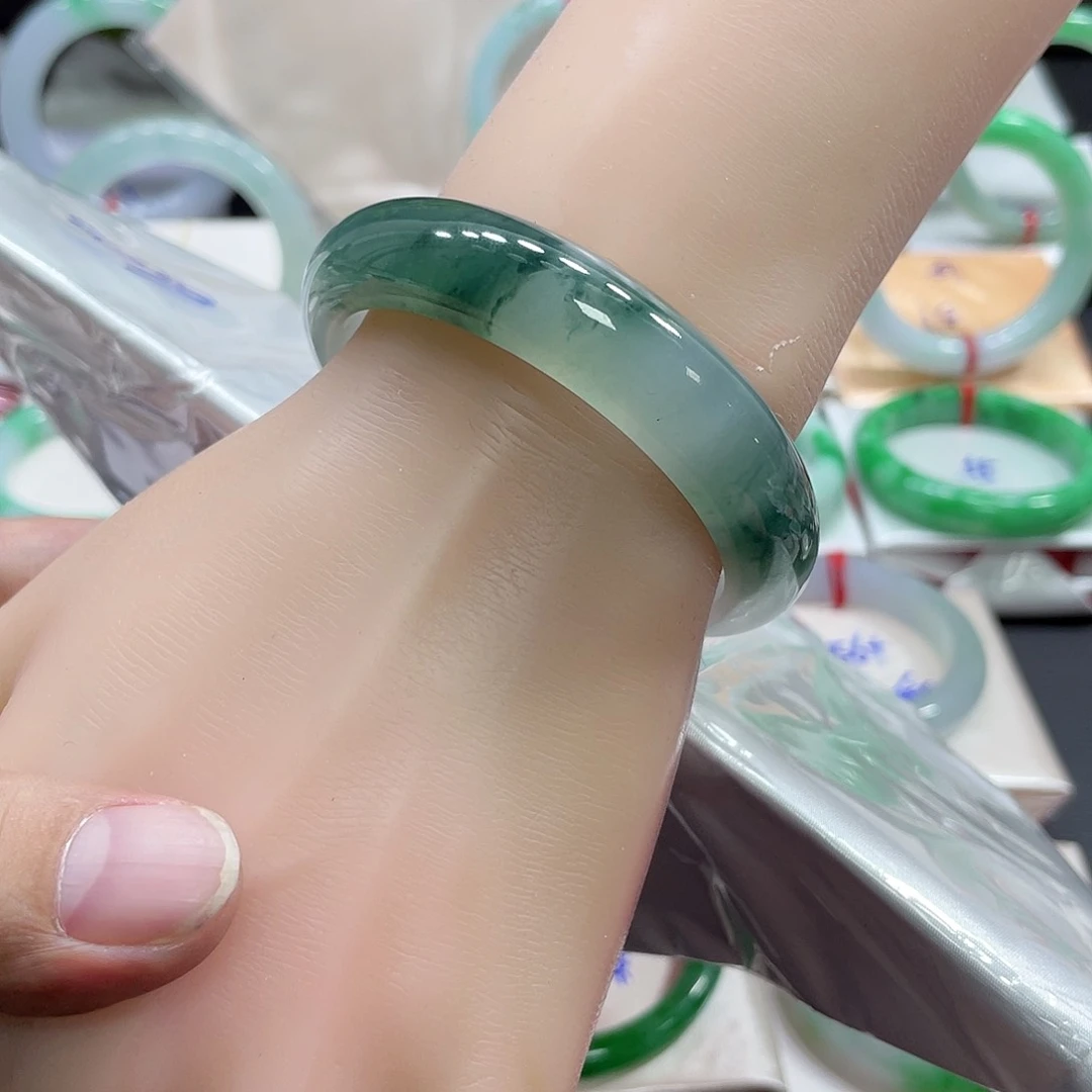 翡翠手镯未镶嵌翡翠