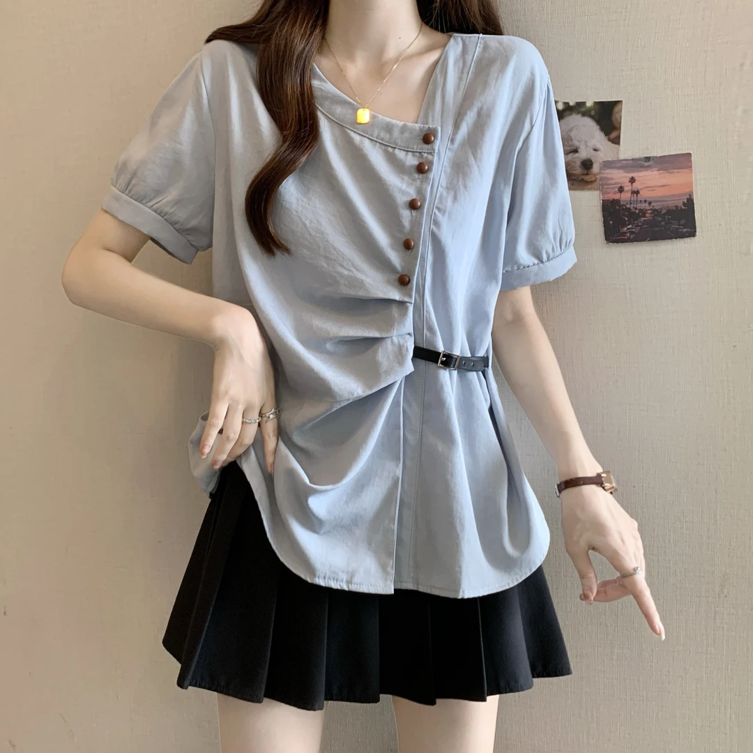 大码夏季不规则斜领褶皱短袖衬衫女胖妹妹设计感百搭显瘦洋气上衣