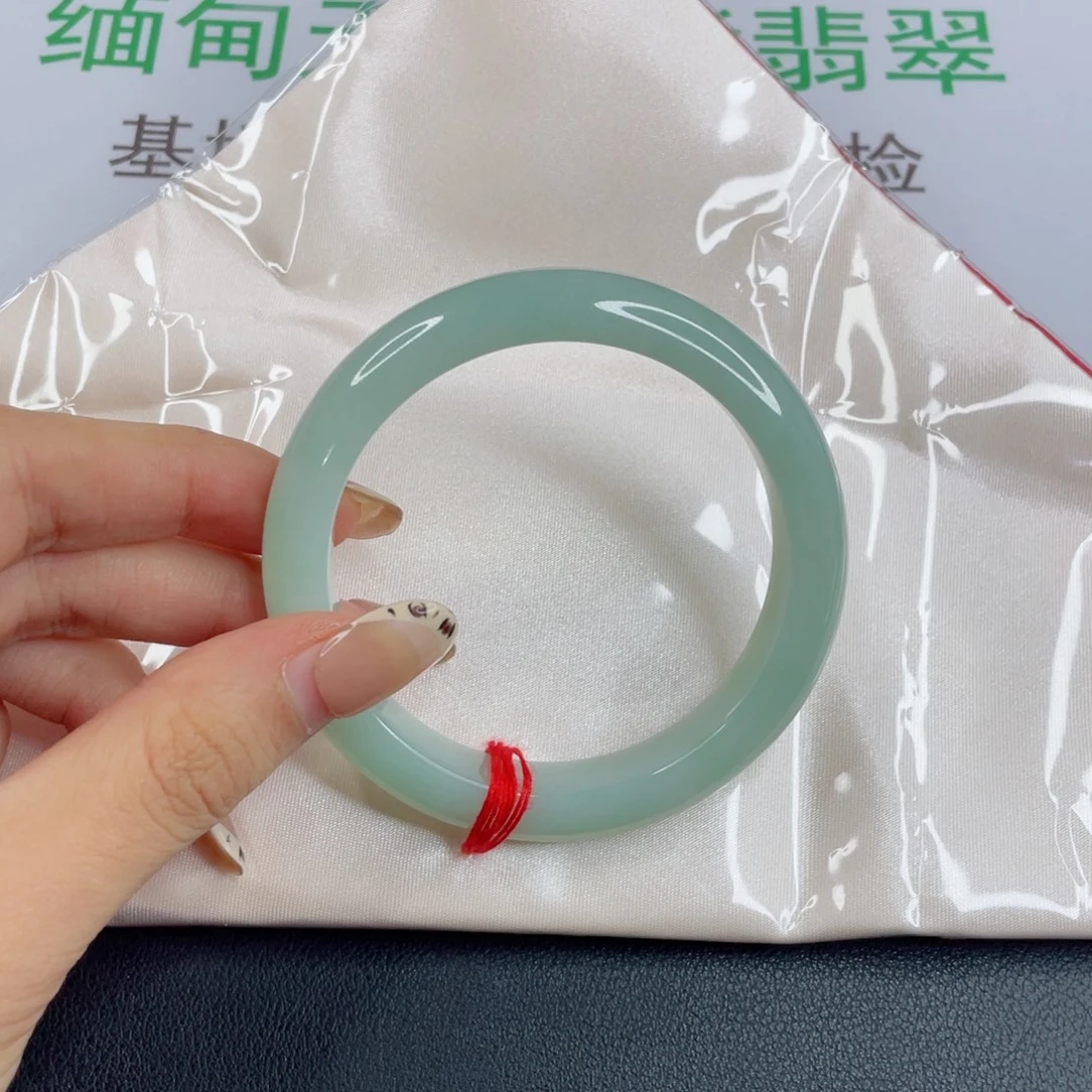 一***子翡翠未镶嵌手镯冰绿