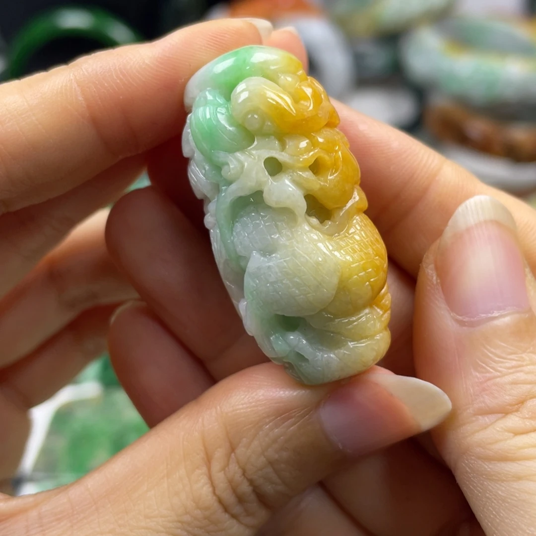 乖****翡翠未镶嵌颈饰牌子
