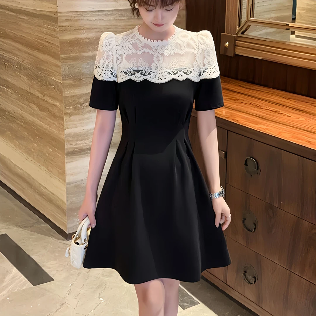 2025夏款时尚感优雅法式风情蕾丝拼接显瘦遮肚A字小黑裙女装