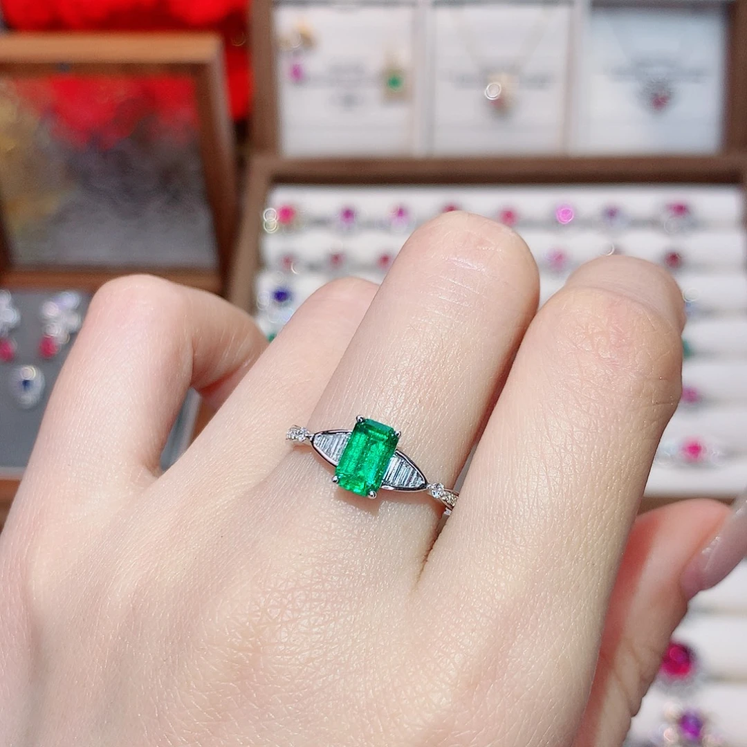 18K金镶嵌戒指祖母绿0.65ct/天然宝石/七天无理由