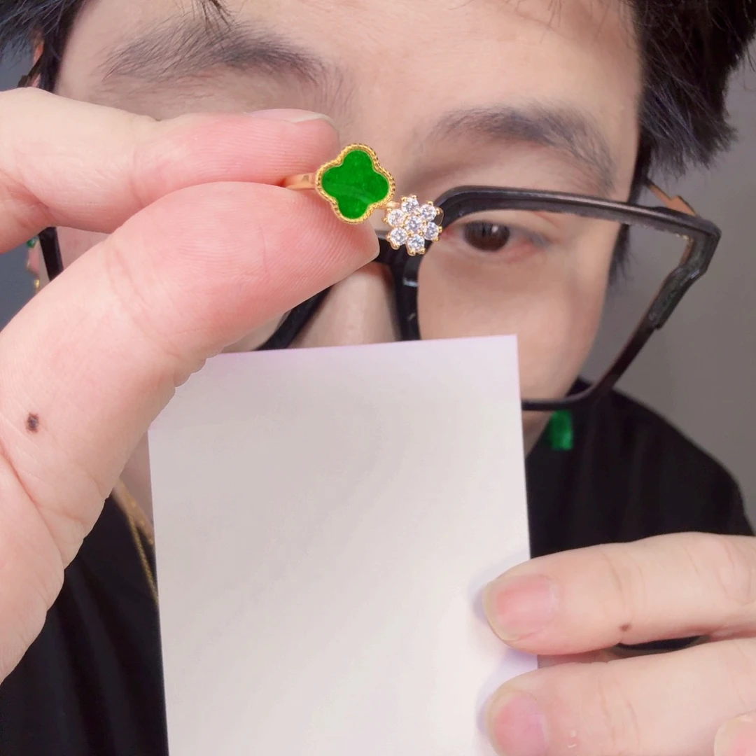 翡翠未镶嵌颈饰一件