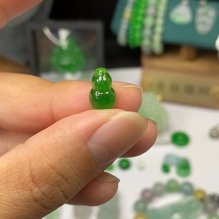 午***光翡翠未镶嵌颈饰一物一拍