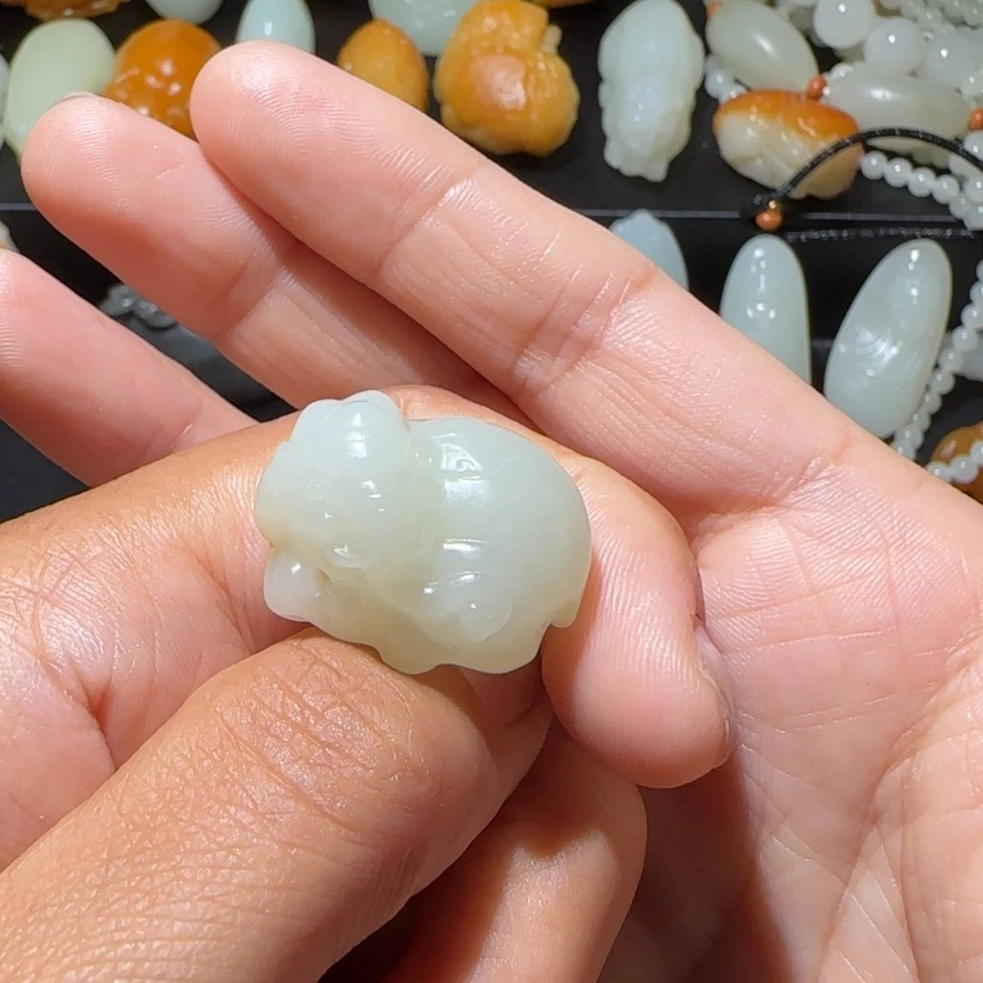 和田玉未镶嵌颈饰回**白