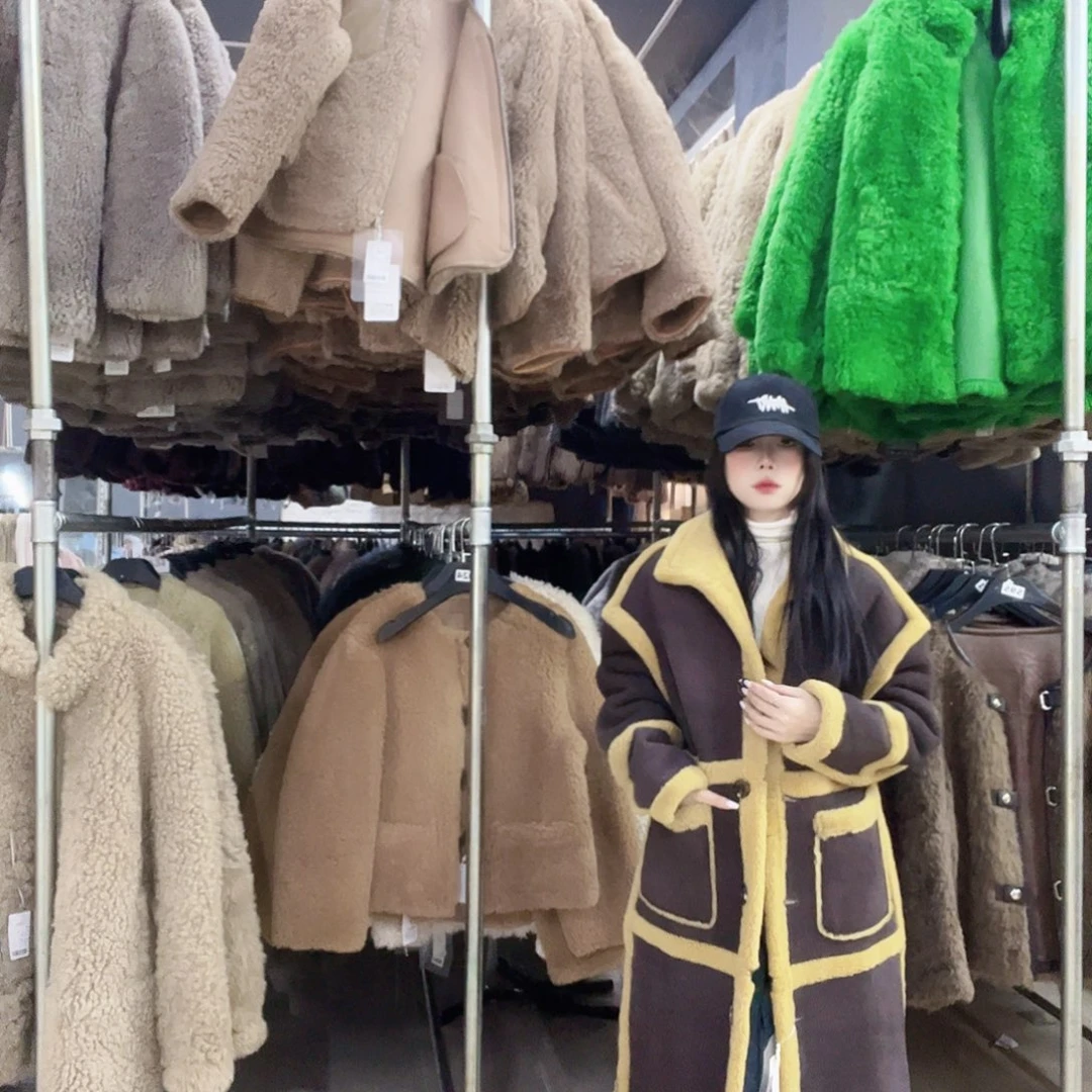 真皮皮毛一体外套224-136。咖色