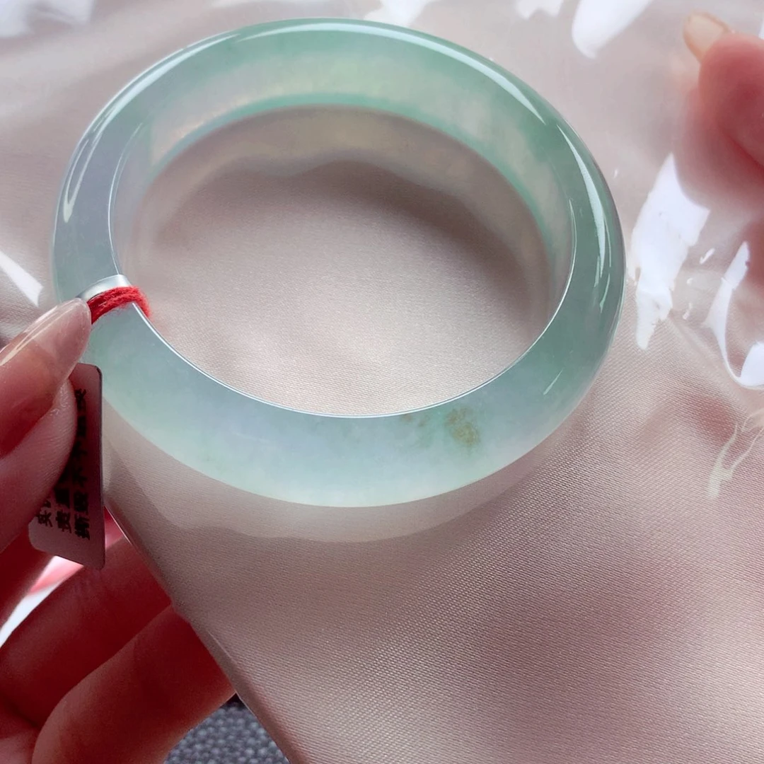 扇***️翡翠未镶嵌手镯师妹58.2冰透幻彩荧光棒