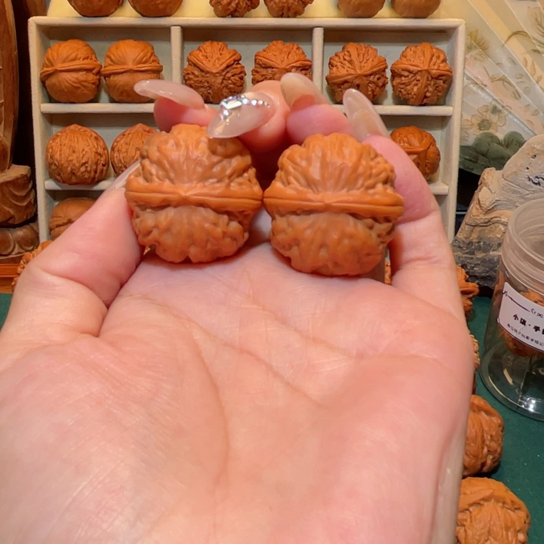 文玩核桃吊坠小*.玉石方樽