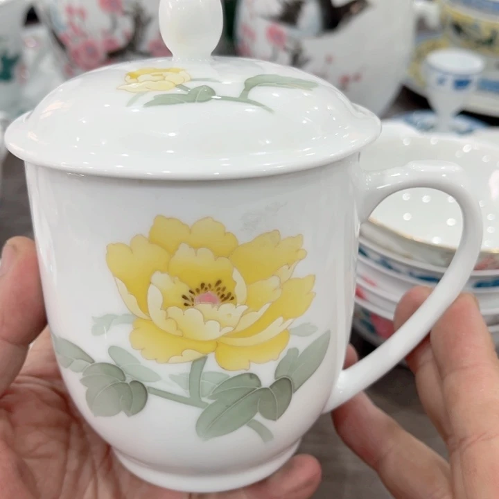 壶釉下五彩的瓷器和瓷器