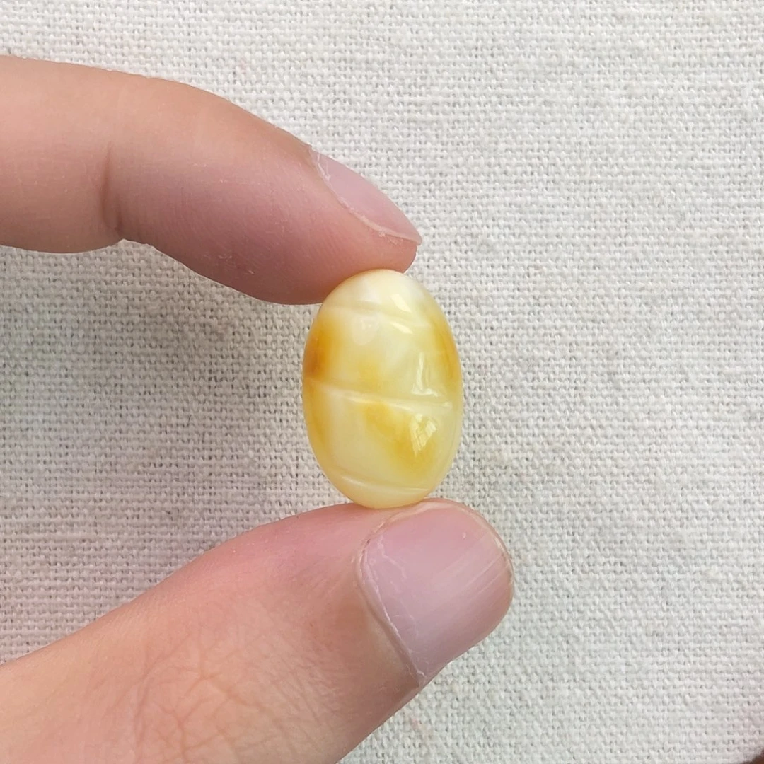 琥珀未镶嵌珠宝奇石面包