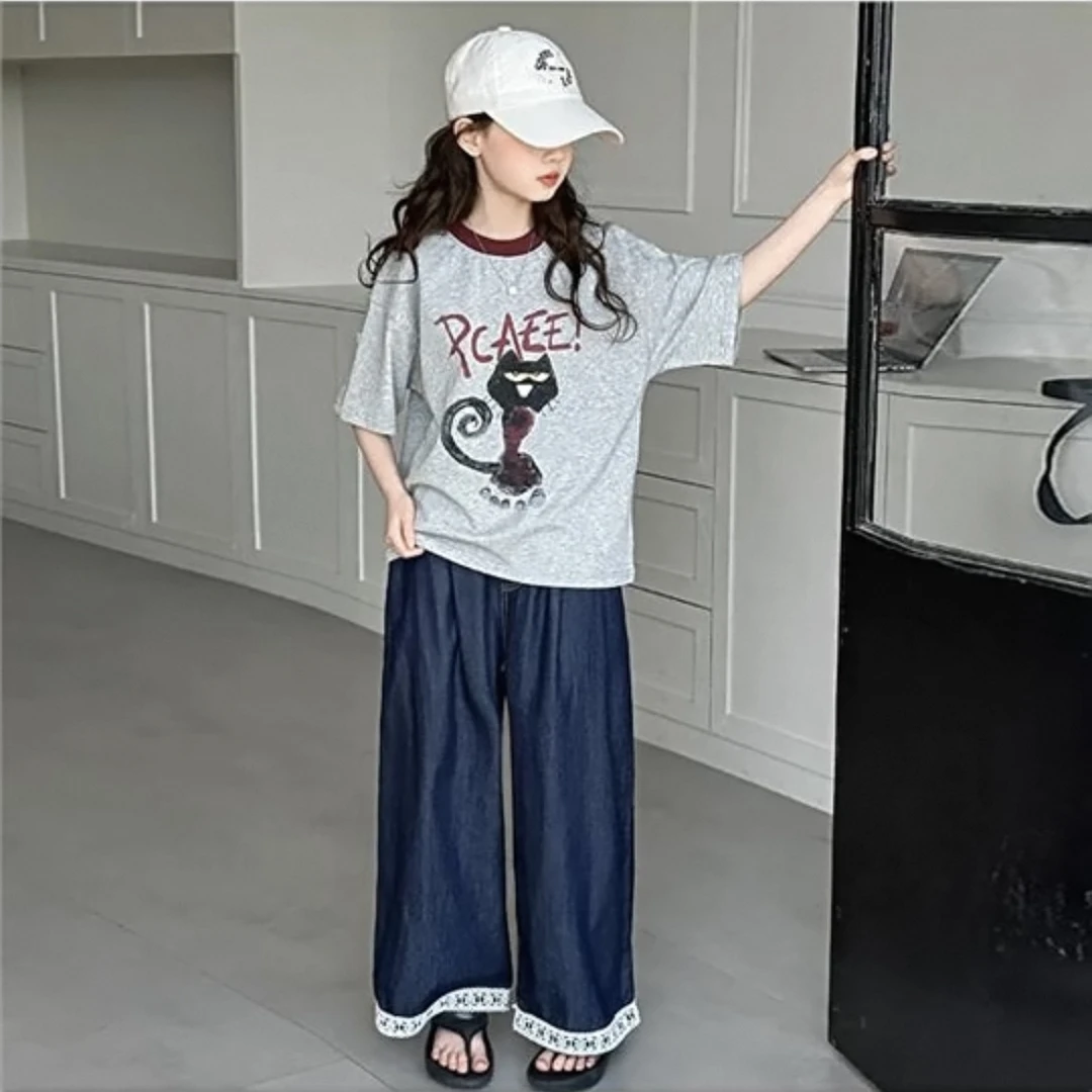 中大童女童套装2025年夏季宽松小猫卡通印花T恤搭蓝色花边牛仔裤