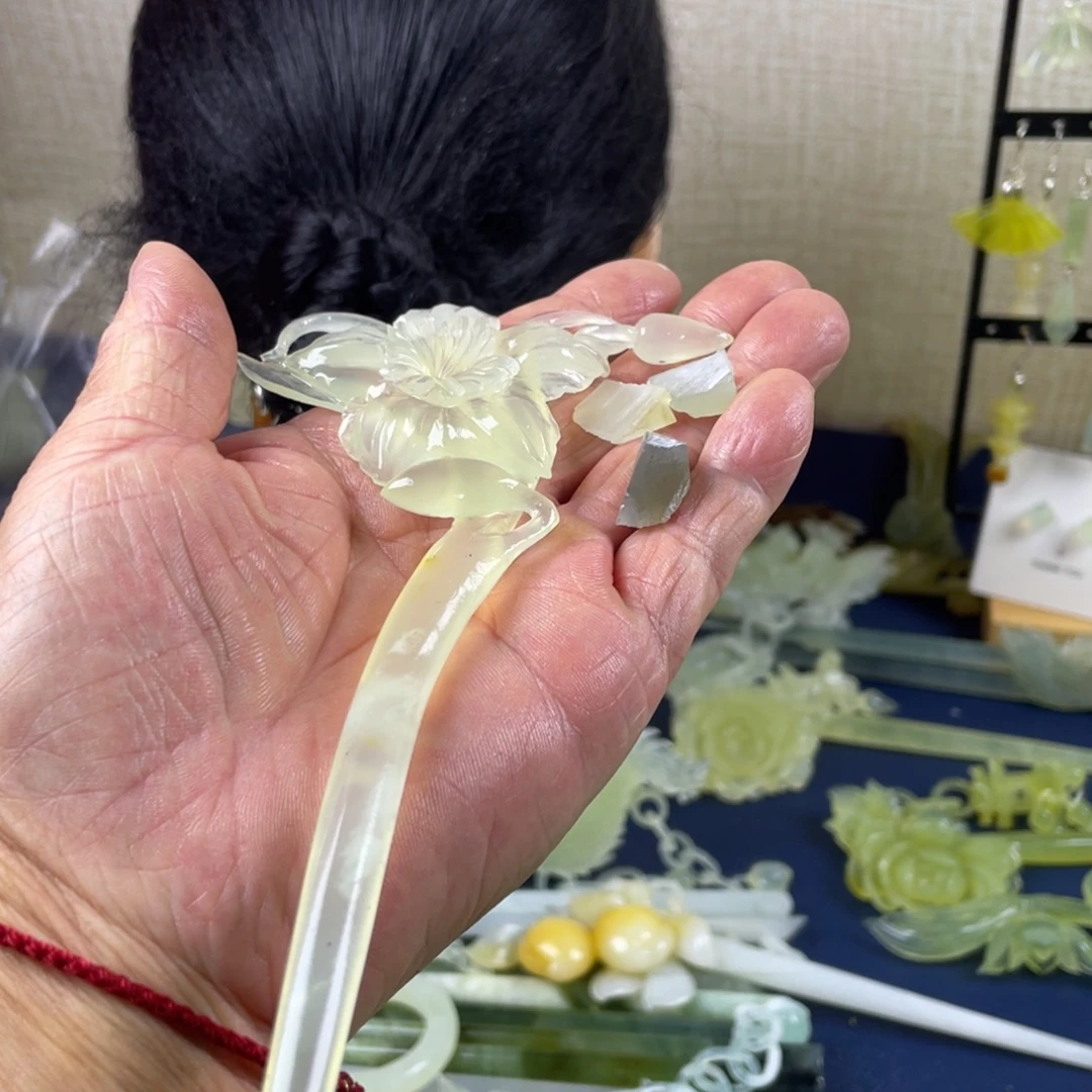 锦***伴未镶嵌蛇纹石玉发饰