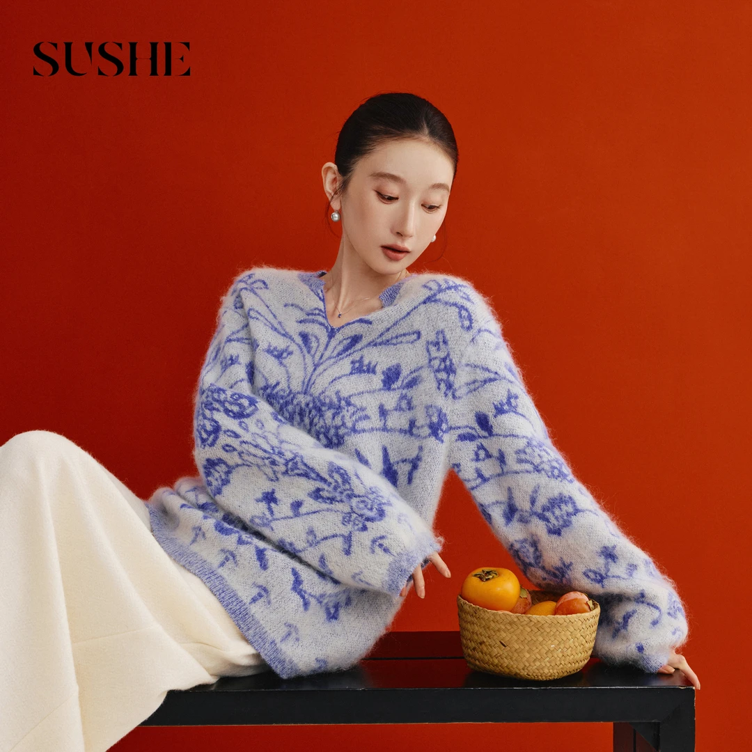束皙SUSHE 釉蓝 雅致轻中式 马海羊毛撞色青花瓷提花宽松V领毛衣