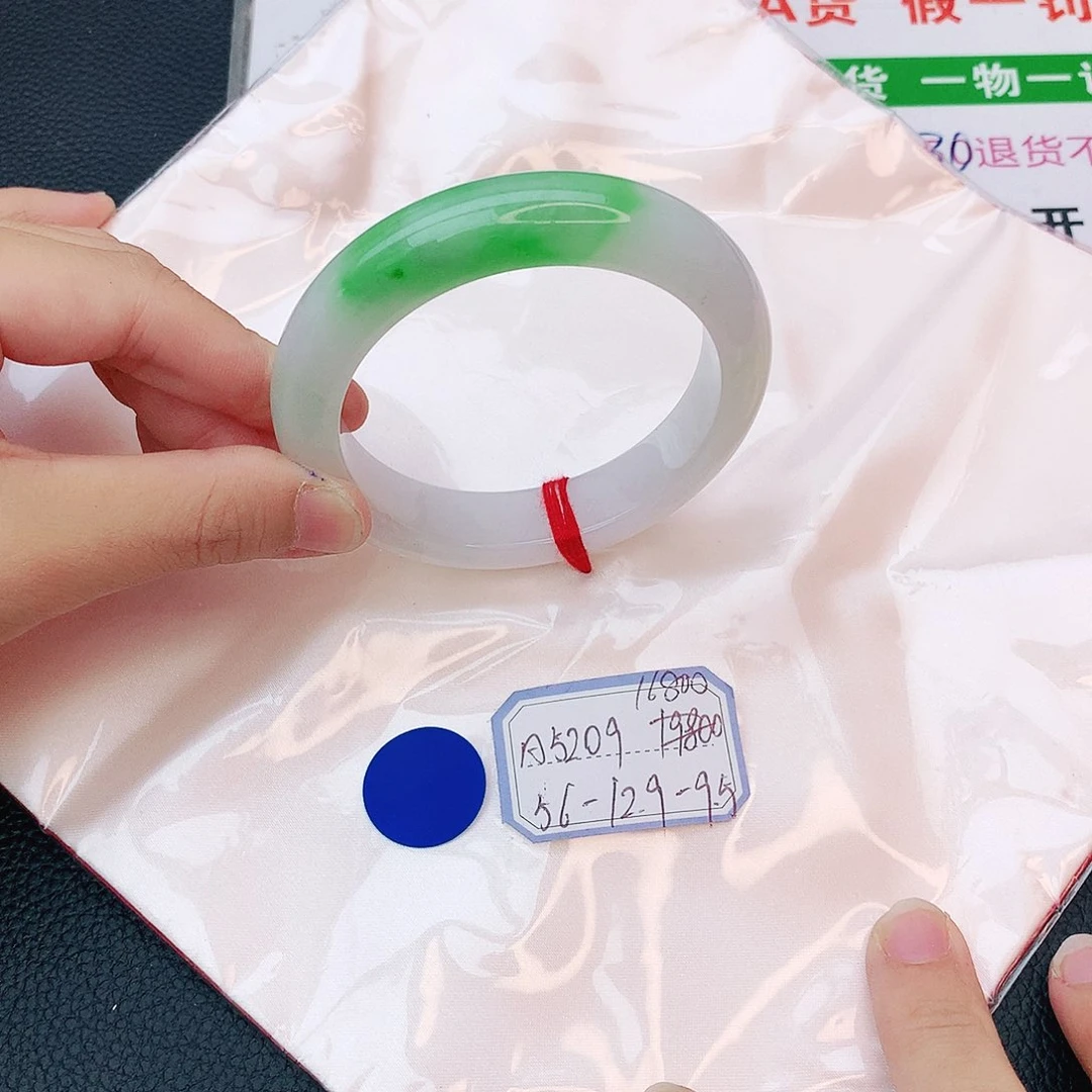 翡翠手镯未镶嵌我