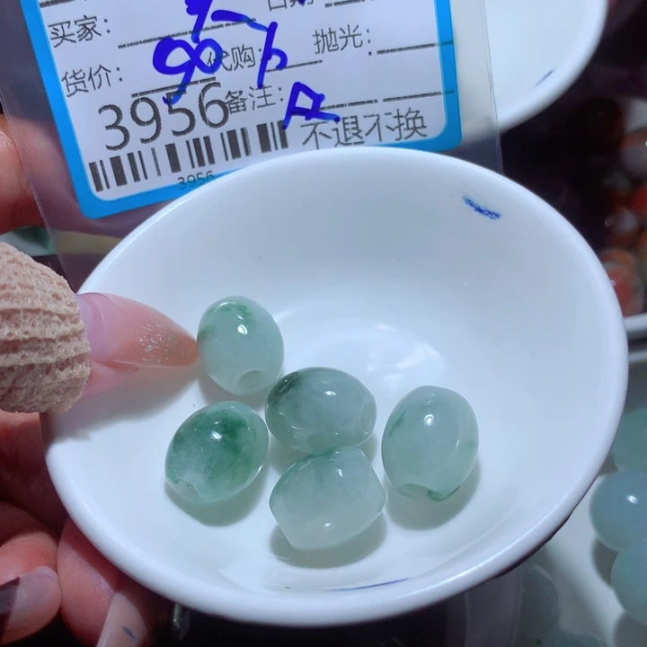 翡翠未镶嵌颈饰美**使