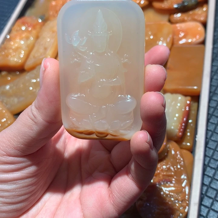 石英质玉（黄龙玉）未镶嵌颈饰