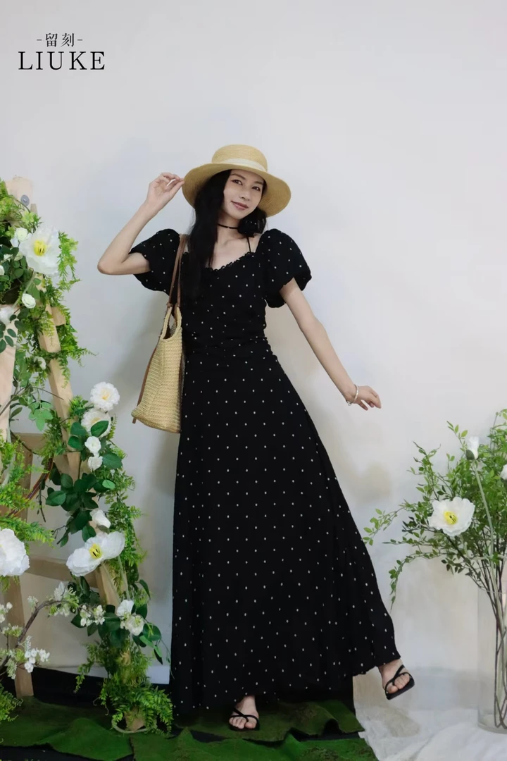 留刻专柜正品法式复古气质方领收腰显瘦泡泡袖波点时尚长裙