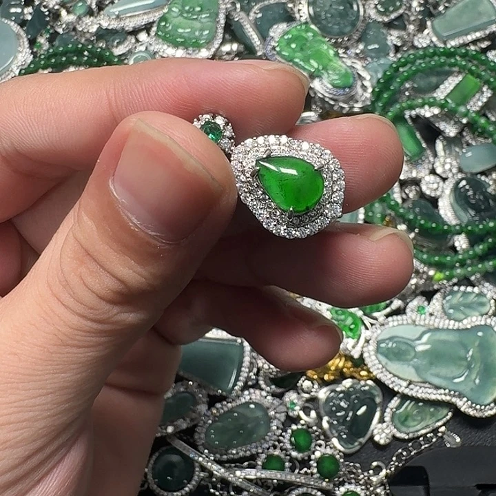 翡翠未镶嵌颈饰天然A货翡翠放漏