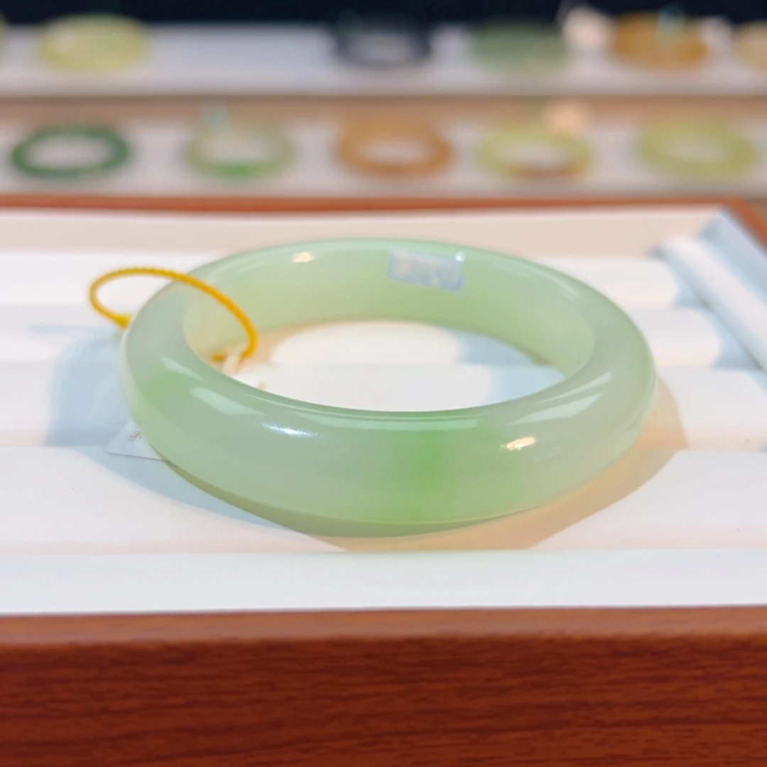 和田玉手镯未镶嵌甜绿 嫩翠