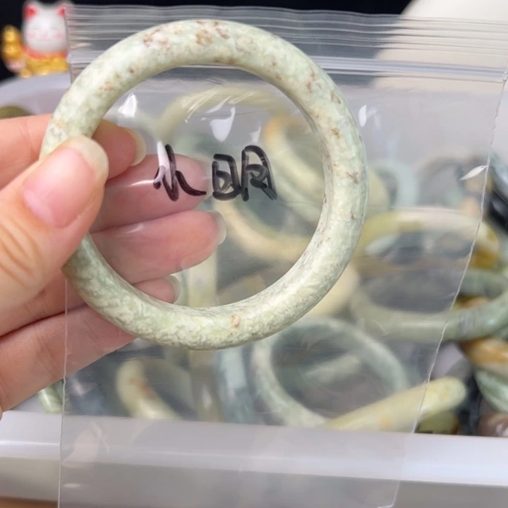 蛇纹石玉手镯未镶嵌小**明