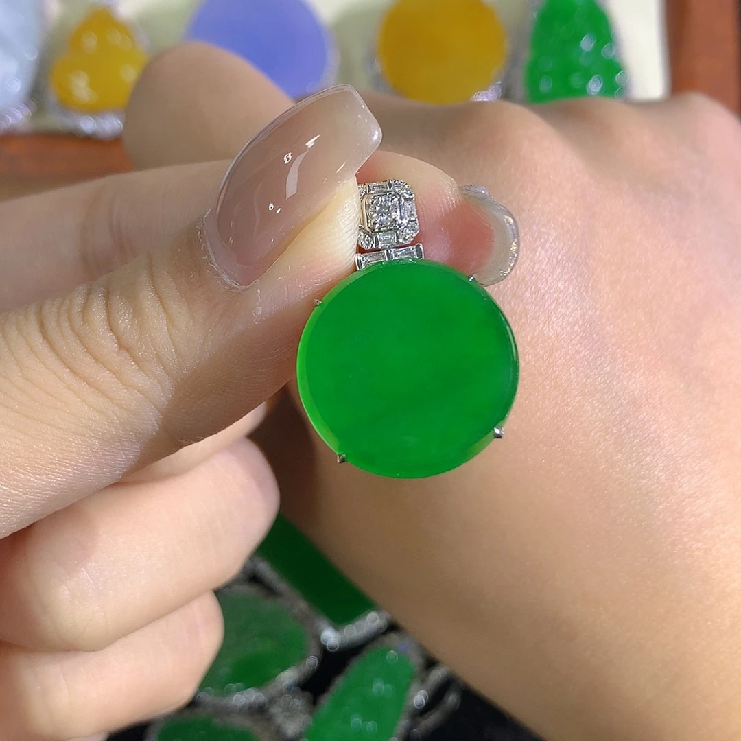 翡翠18K金镶嵌颈饰圆牌