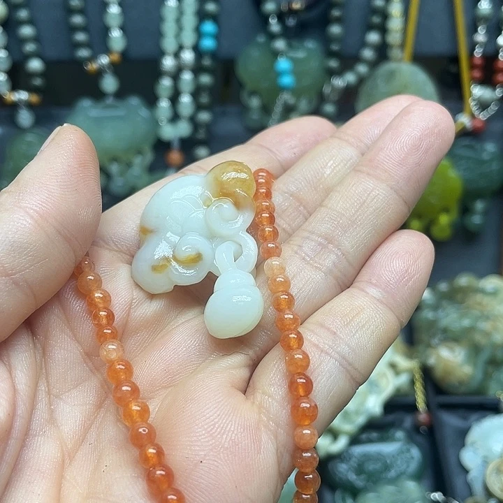 未镶嵌蛇纹石玉颈饰荔**?