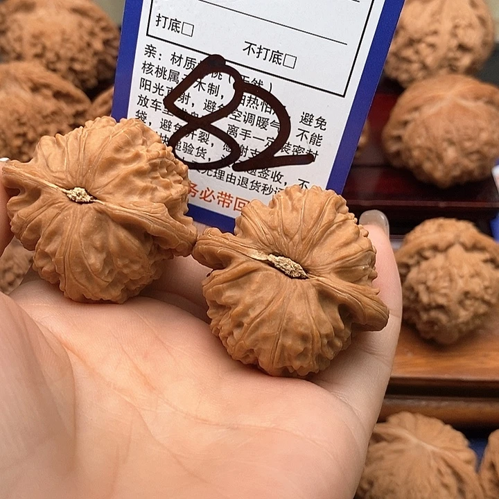 哈***。吊坠桃核白狮子头42