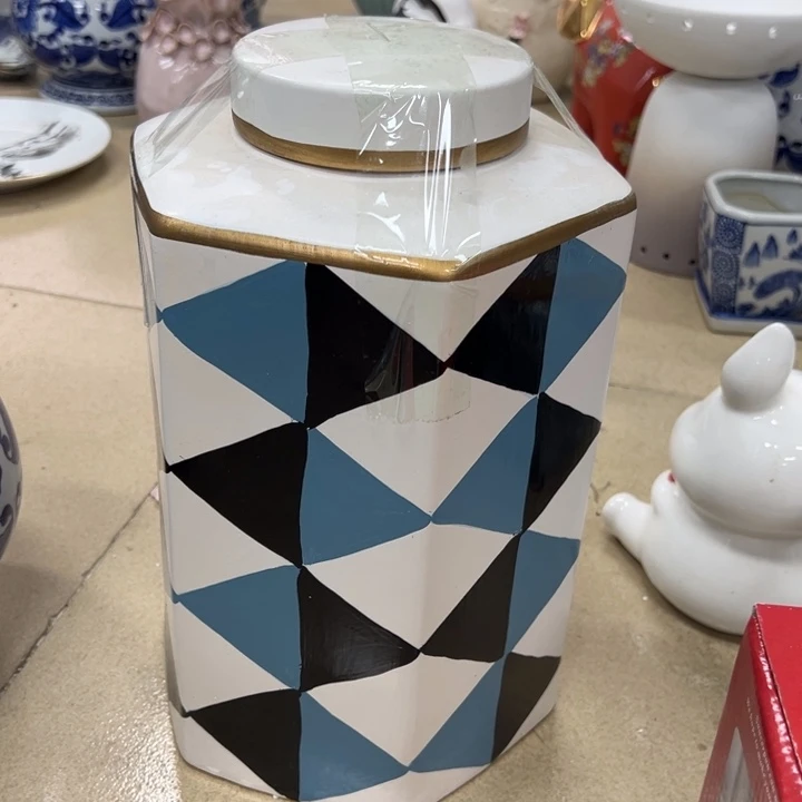 瓷片微瑕陶瓶。。。。。。。。。。。