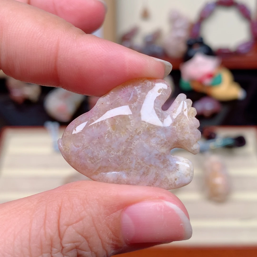 未镶嵌颈饰硅化玉