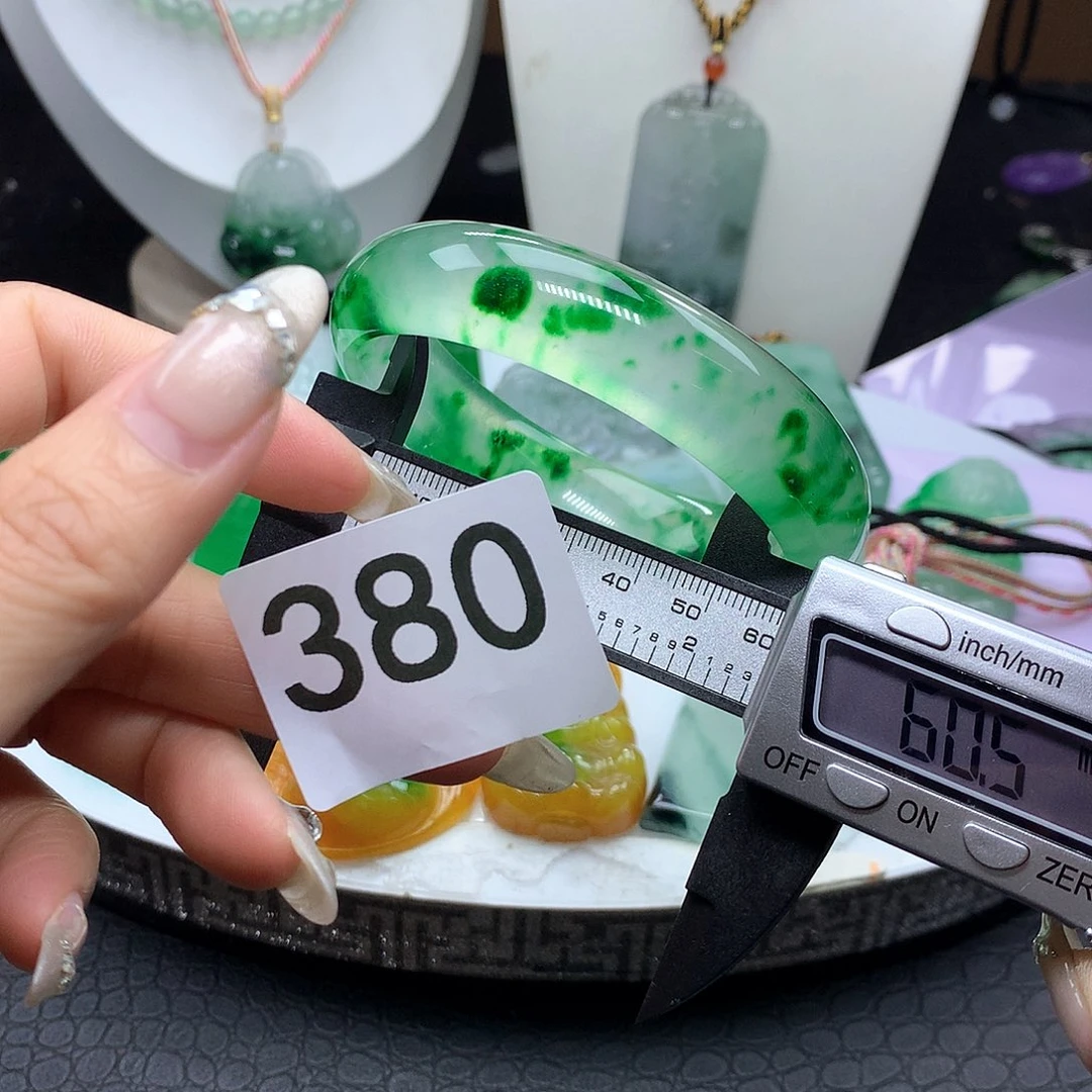 翡翠吊坠(赠链)未镶嵌