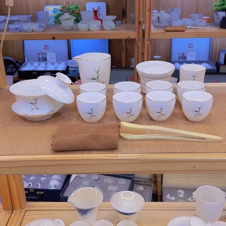 纯白的天空下的天空是一片蓝