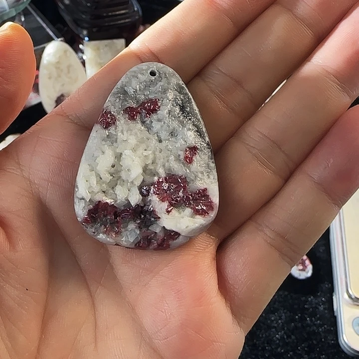 天然辰砂贵州万山天然大晶体朱砂吊坠正品