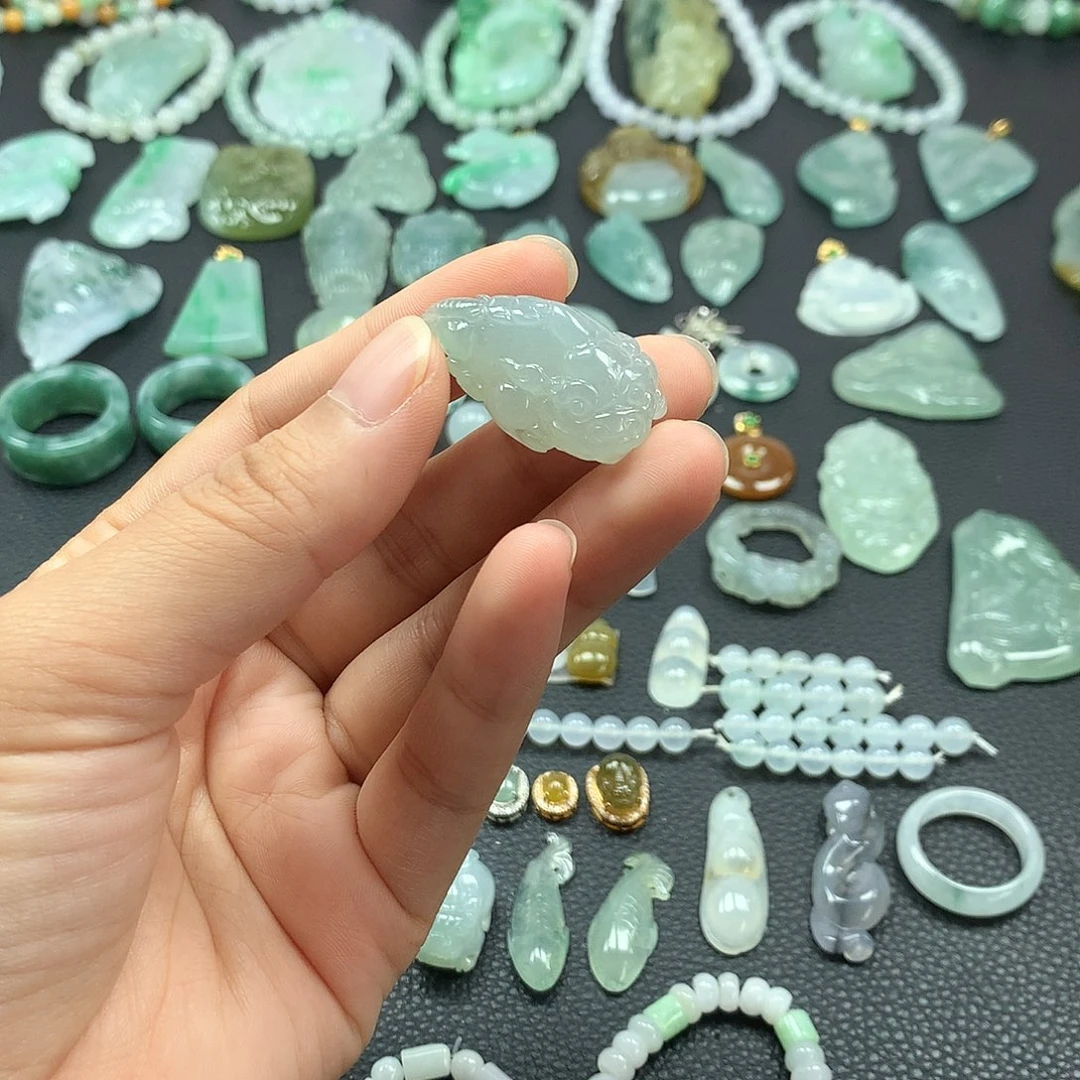翡翠未镶嵌颈饰金蟾