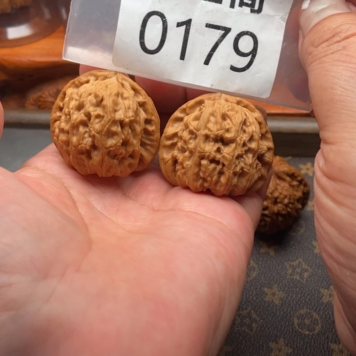 文玩核桃吊坠白狮子