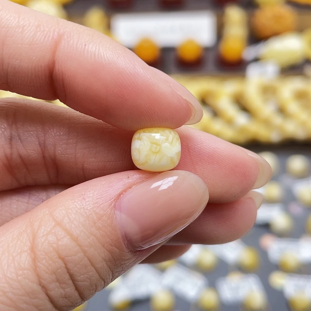 琥珀裸石未镶嵌是**吖蜜蜡老型8.4*7.4mm微瑕