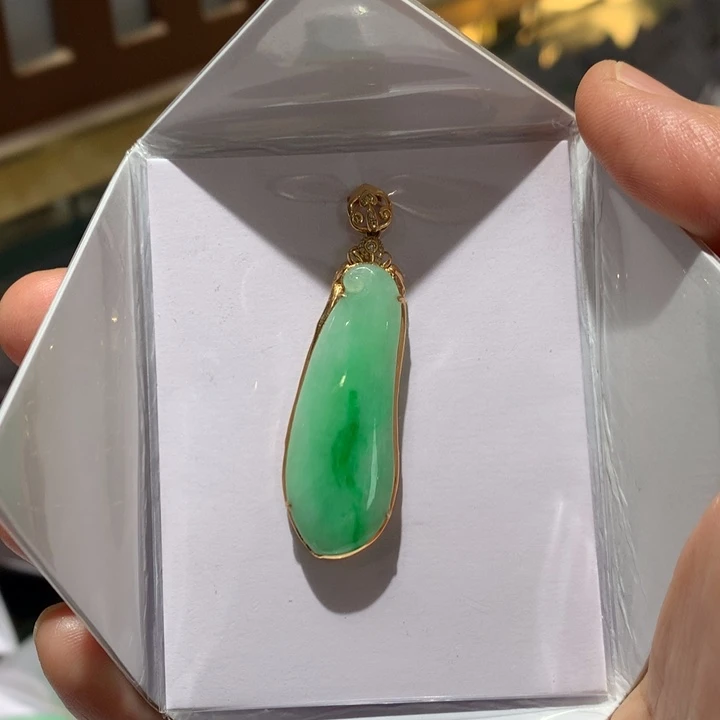 翡翠颈饰18K金镶嵌翡翠吊坠