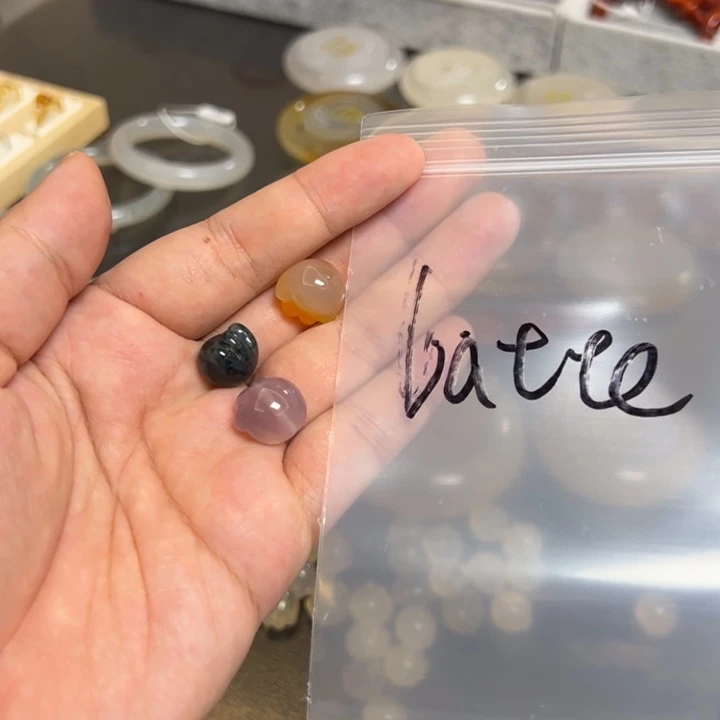 玛瑙/玉髓未镶嵌珠宝半成品l****?其中一个