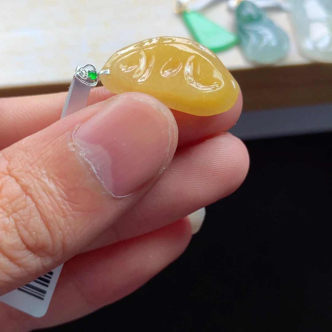 翡翠18K金镶嵌颈饰吊坠