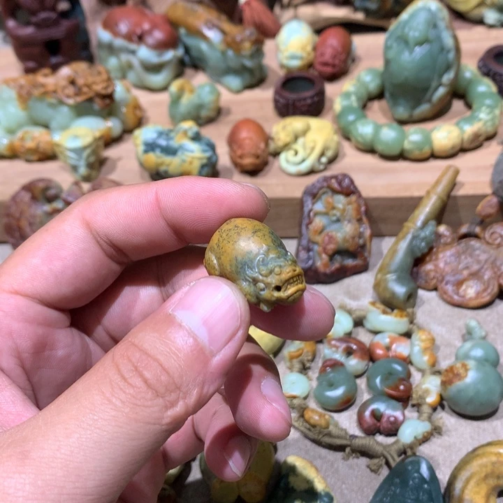 未镶嵌岫岩河磨玉（透闪石质玉）挂件