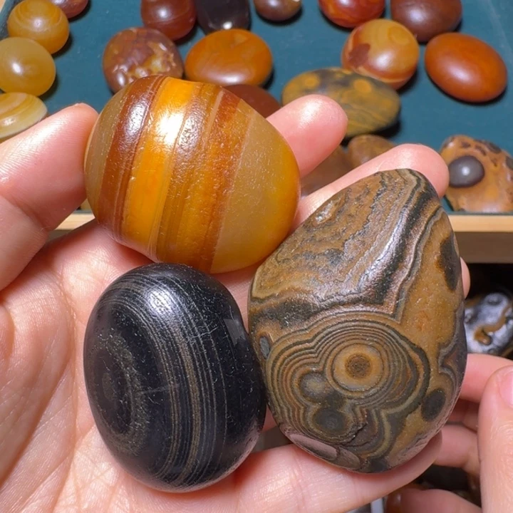 胡***刀瓷片马达加斯加奇石手把件