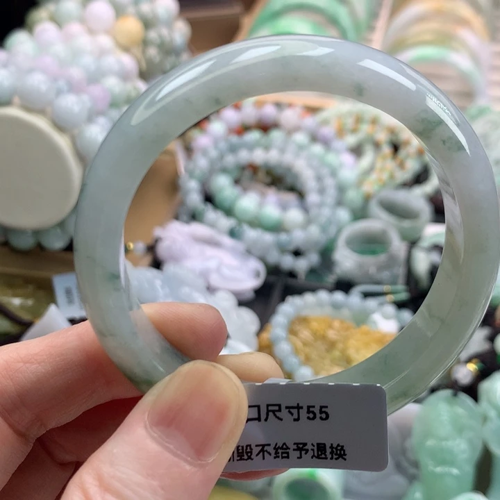 翡翠手镯未镶嵌吊坠
