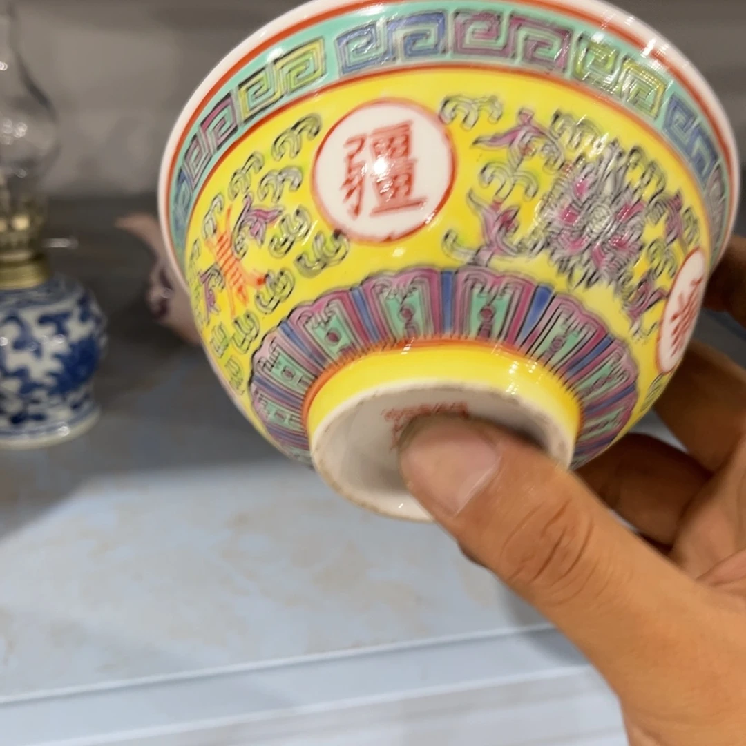 摆件摆件箱内还有一些金属或