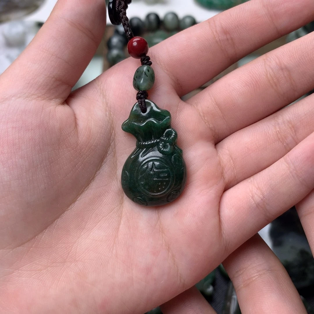 乾***锟独山玉未镶嵌颈饰