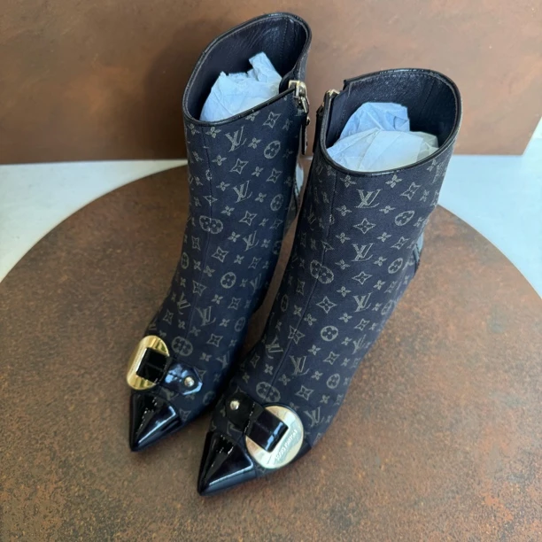 95新 LouisVuitton/路易威登 老花满印尖头高跟/37码