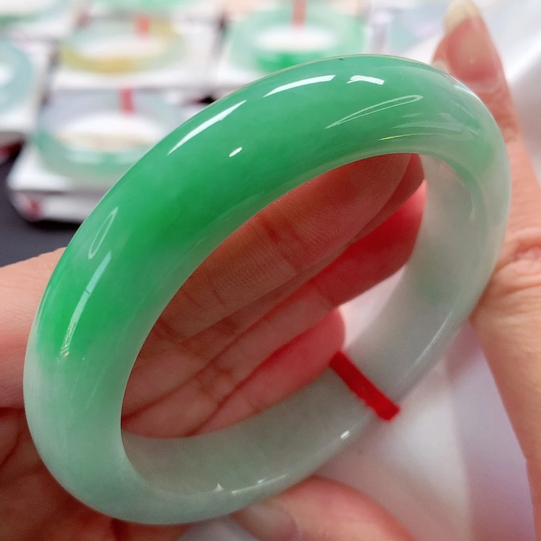 翡翠手镯未镶嵌，