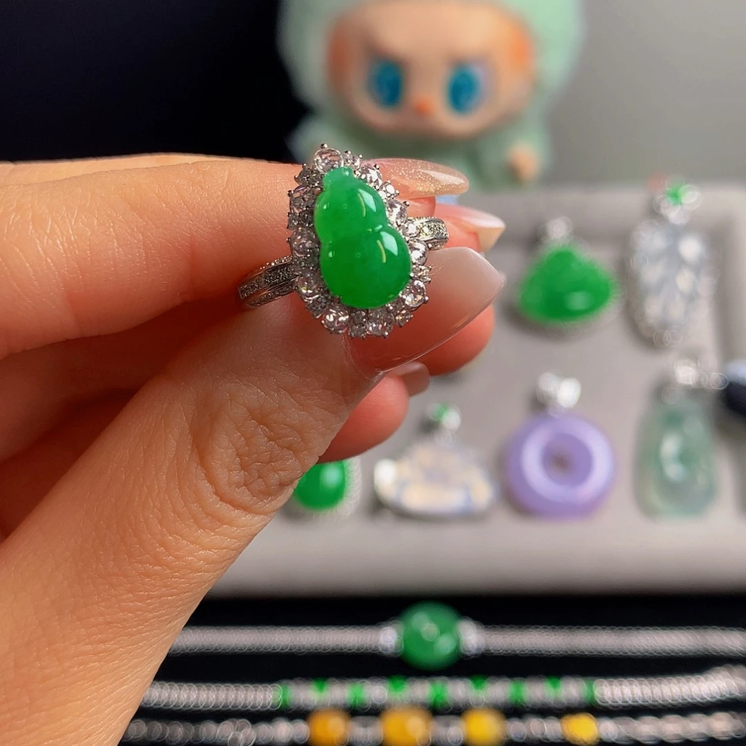 颈饰18K金镶嵌翡翠