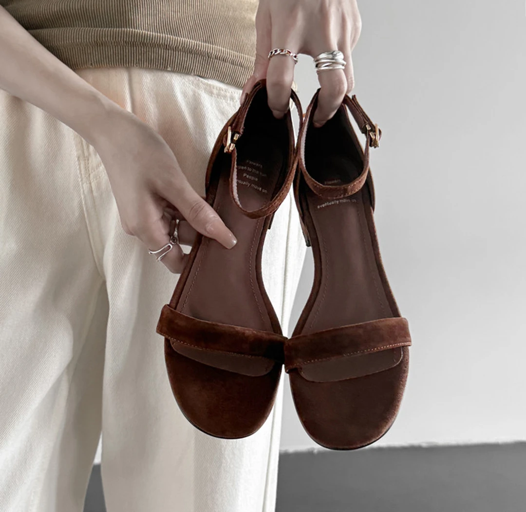 2025夏季新款复古气质露趾高跟鞋女百搭极简风一字带粗跟时装凉鞋
