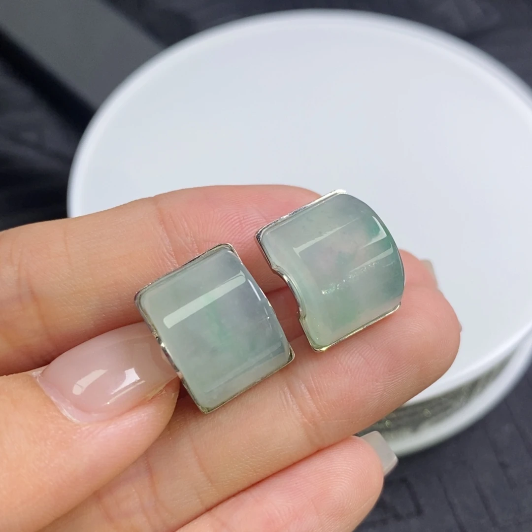 18K金镶嵌翡翠耳饰半圆马鞍耳包